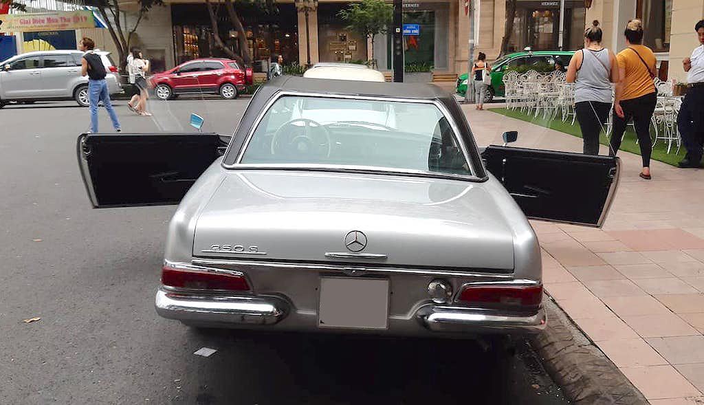 Mercedes 230 SL cổ khoe trọn vẻ đẹp giữa lòng Sài Gòn hoa lệ a9