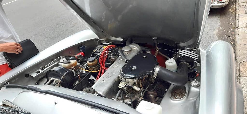 Mercedes 230 SL cổ khoe trọn vẻ đẹp giữa lòng Sài Gòn hoa lệ a8