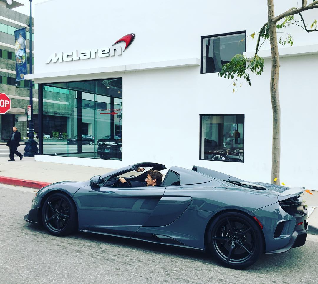 Jenson Button và McLaren 675LT Spider Jenson Button và McLaren 675LT Spider