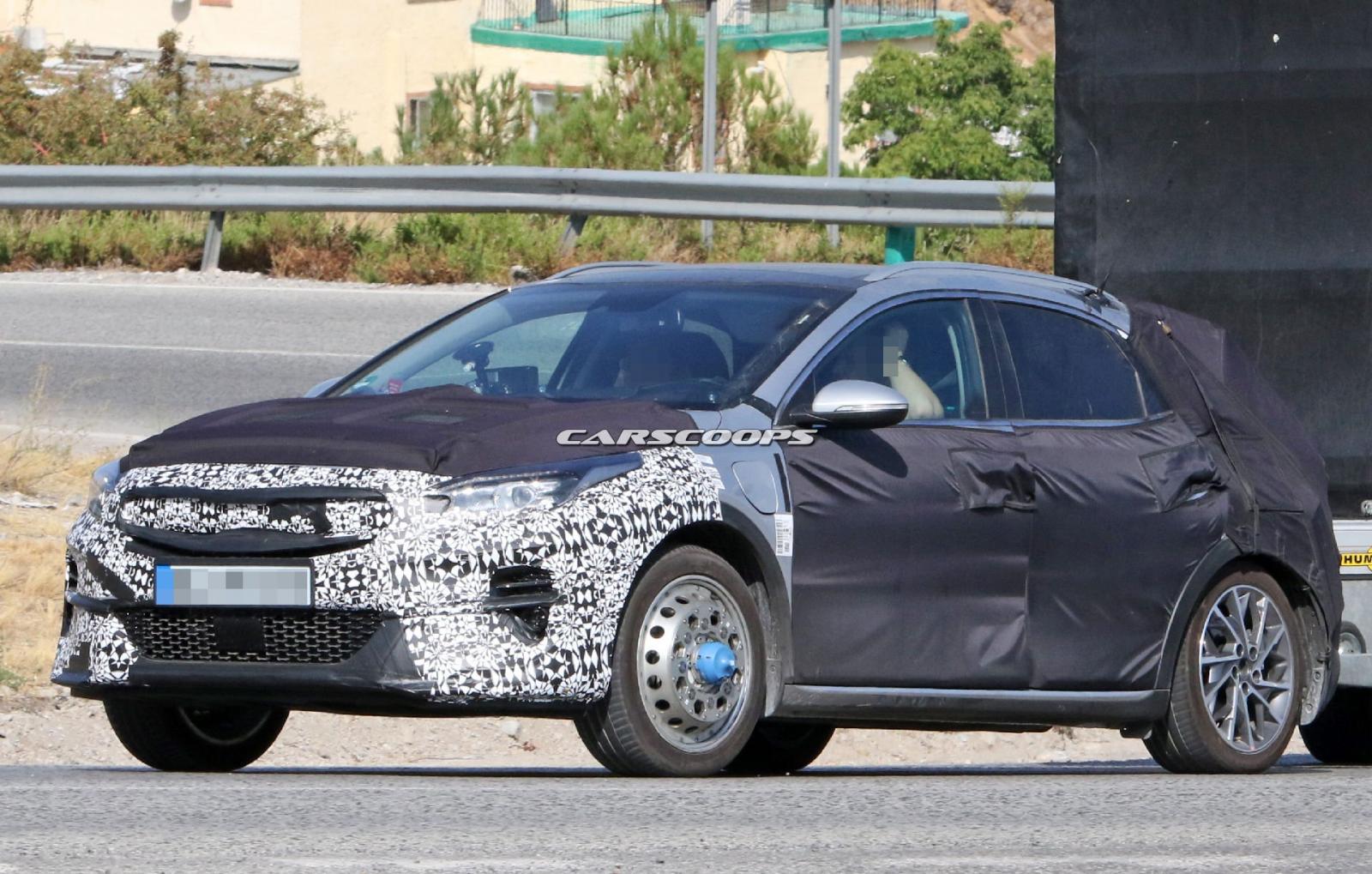  Kia XCeed Plug-In Hybrid “ngụy trang” chạy thử