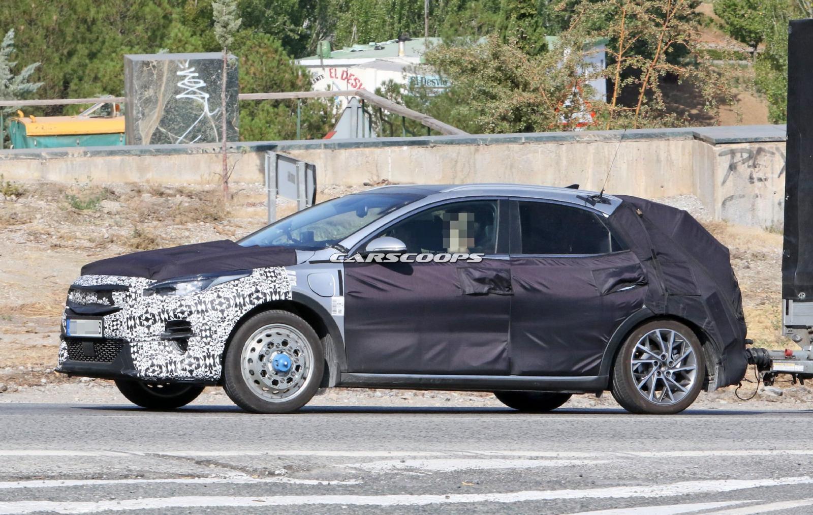  Kia XCeed Plug-In Hybrid bổ sung logo và cổng sạc