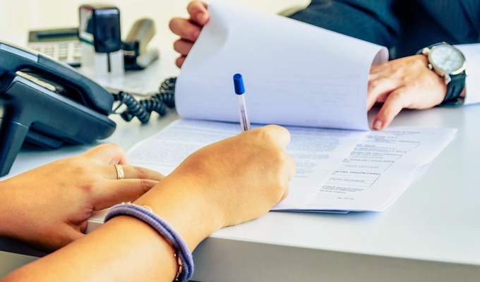 Cần đảm bảo tính chính xác, đầy đủ của hợp đồng và các giấy tờ liên quan khi thuê xe.