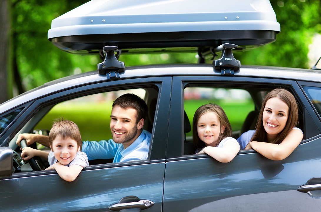 Kinh nghiệm mua xe ô tô mới cho gia đình là nên đưa cả nhà đi xem xe.