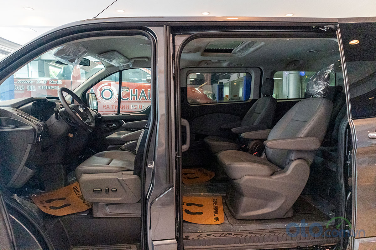 Ghế ngồi trên Ford Tourneo được bố trí theo phong cách 2/2/3.