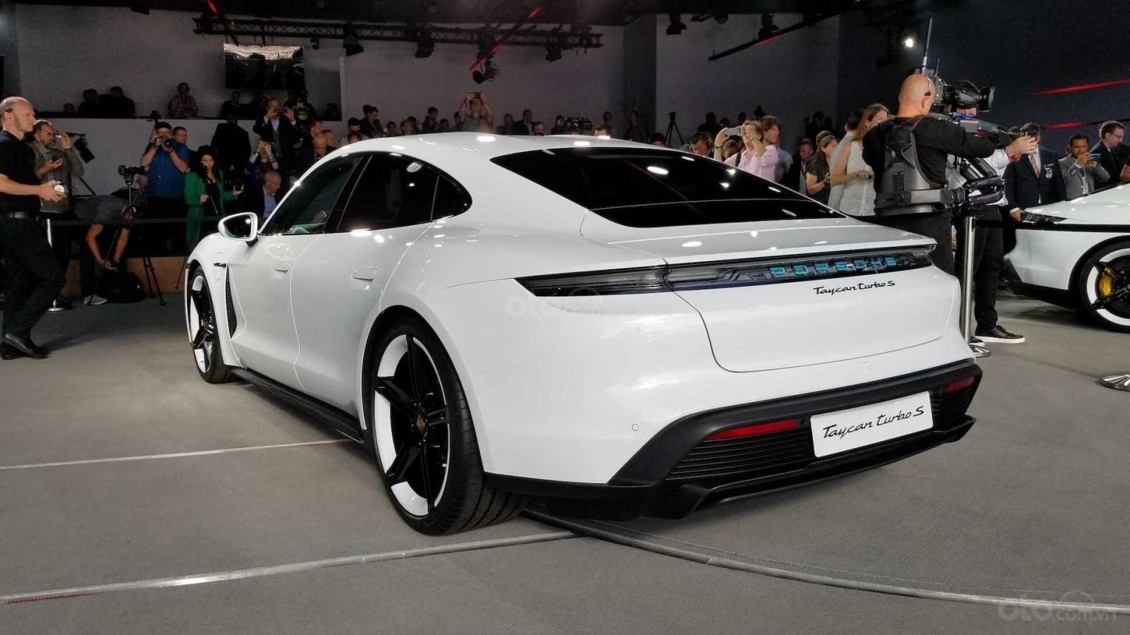 Porsche Taycan 2020 cung cấp 2 tùy chọn bộ sạc cùng hàng loạt tính năng cá nhân hóa đa dạng