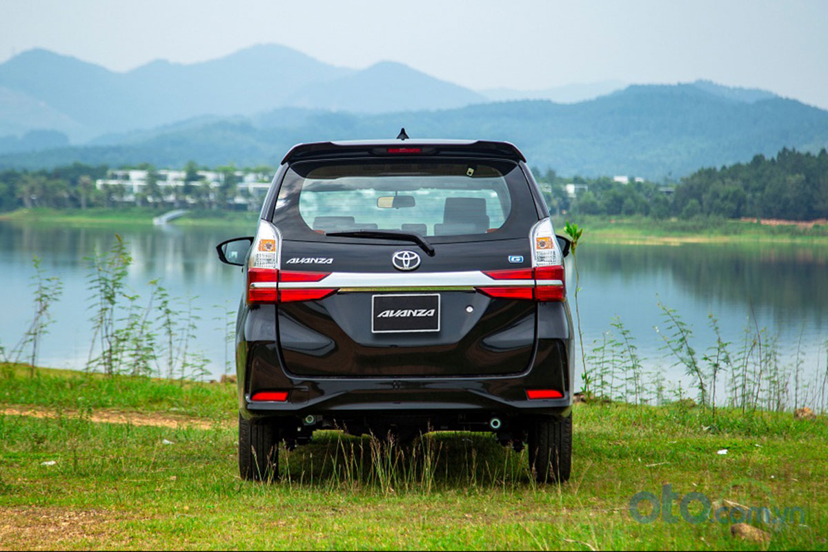 Đánh giá xe Toyota Avanza 2019 1.5 AT: Thiết kế đuôi xe được bổ sung thêm các đường nét góc cạnh Đánh giá xe Toyota Avanza 2019 1.5 AT: Thiết kế đuôi xe được bổ sung thêm các đường nét góc cạnh.