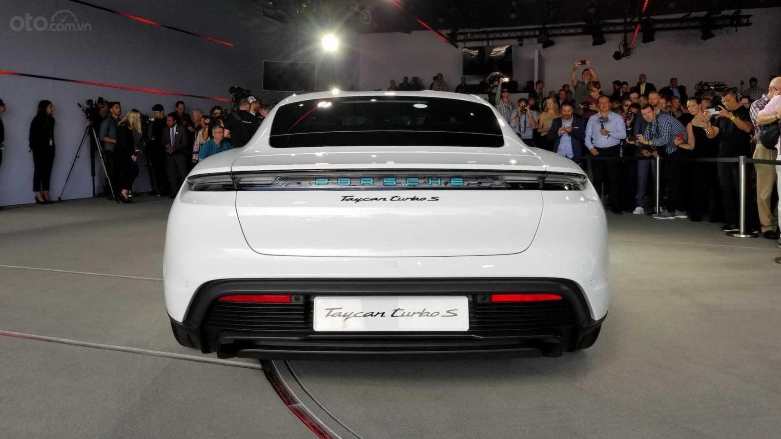 Đuôi xe Porsche Taycan 2020