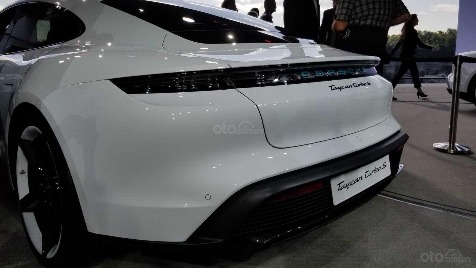 Đánh giá xe Porsche Taycan 2020 về khoang hành lý.