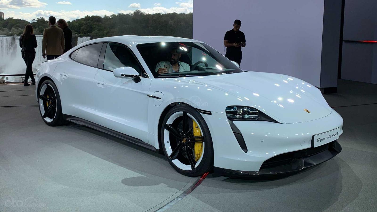 Đánh giá xe Porsche Taycan 2020: góc 3/4 đầu xe