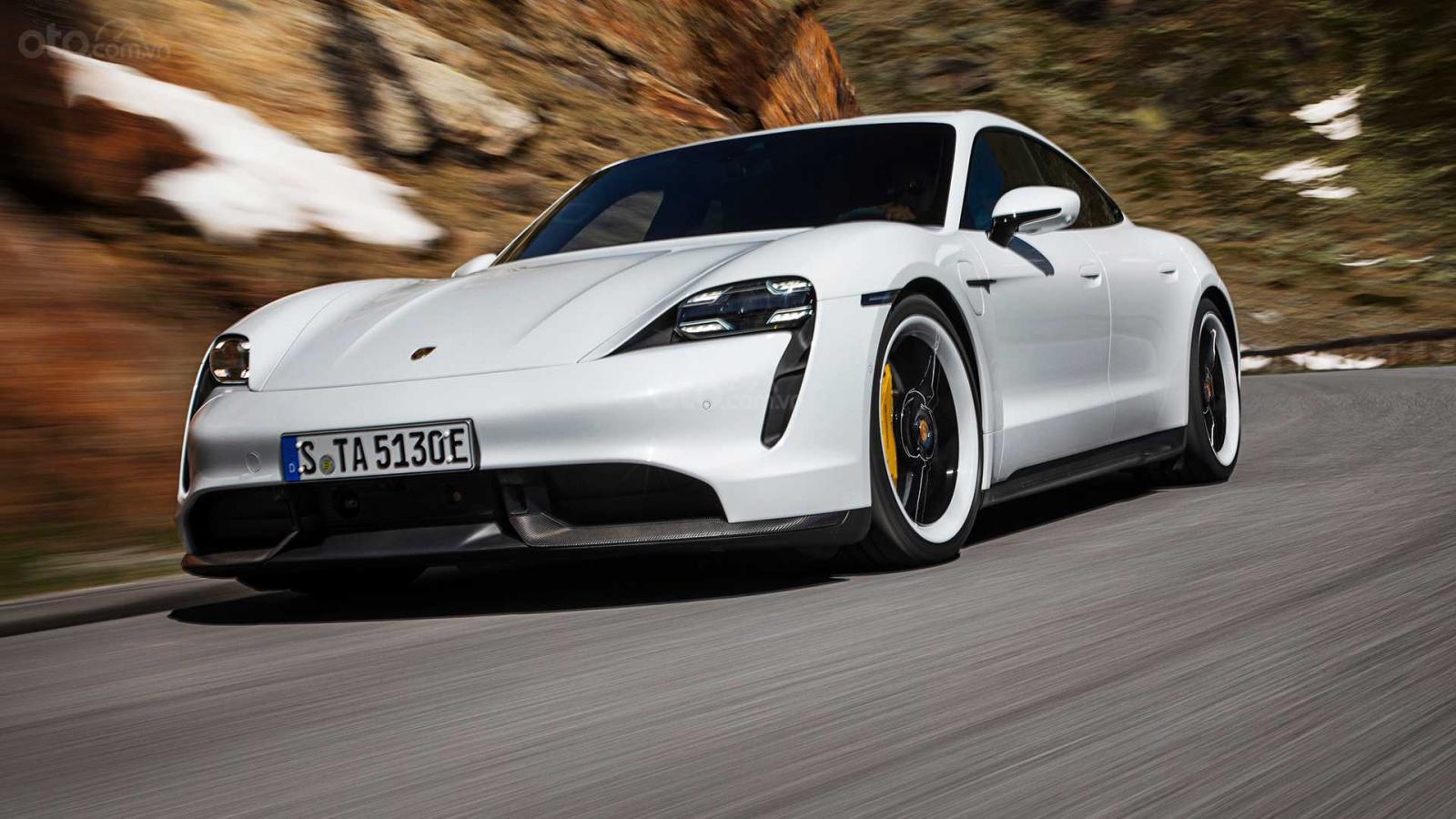 Góc 3/4 đầu xe Porsche Taycan 2020