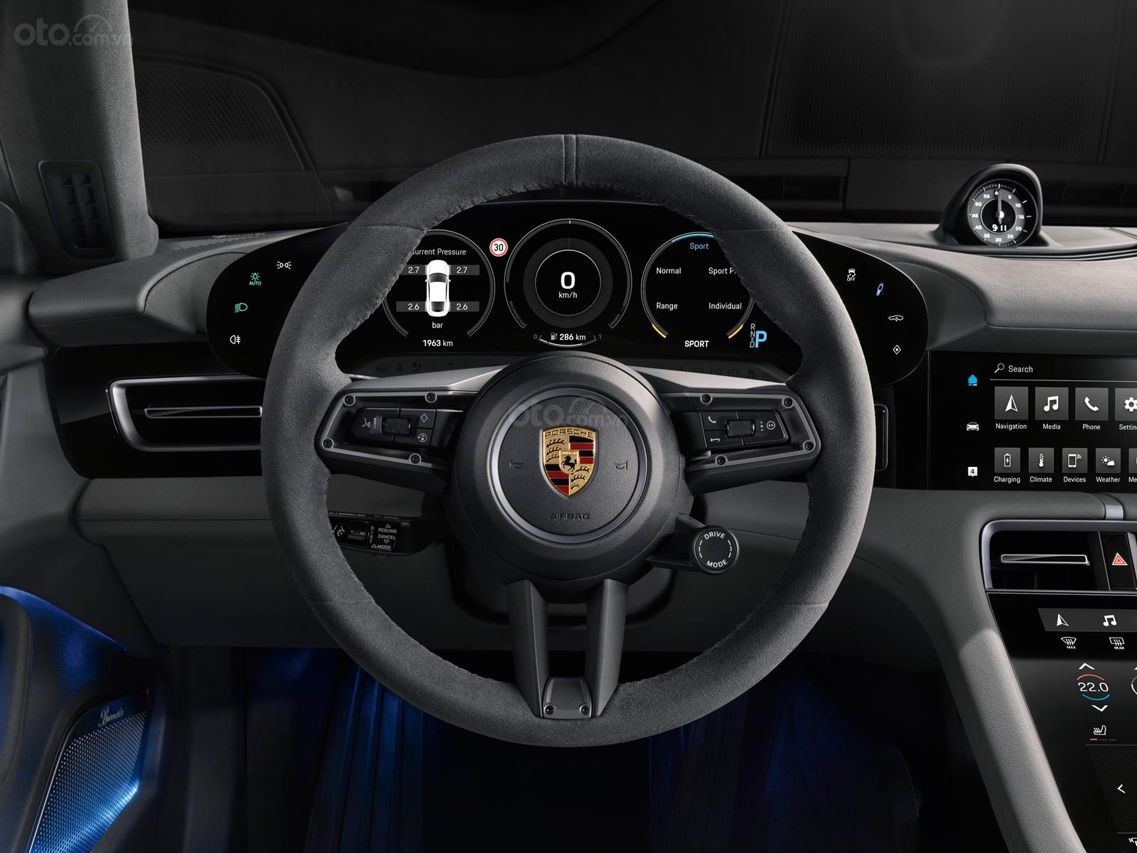 Đánh giá xe Porsche Taycan 2020 về bảng táp-lô.