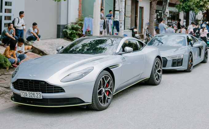 Aston Martin V8 Vantage màu xám tham gia hành trình tiền trạm.