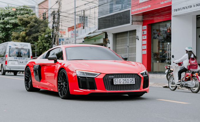 Audi R8 V10 Plus màu đỏ trang bị hệ thống ống xả Capristo.