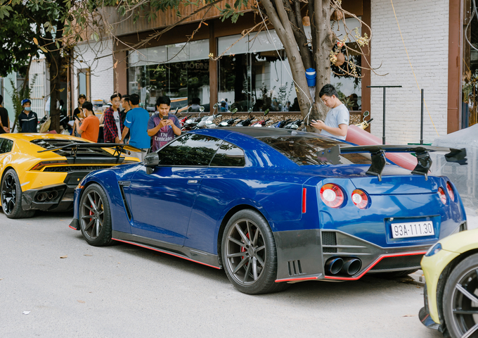 Nissan GT-R màu xanh với bodykit Nismo.