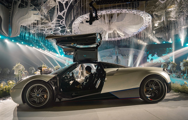Video Minh Nhựa cầm lái Pagani Huayra 80 tỷ đưa gái diệu lên sân khấu đám cưới a2