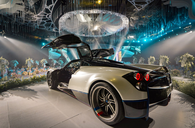 Video Minh Nhựa cầm lái Pagani Huayra 80 tỷ đưa gái diệu lên sân khấu đám cưới a3