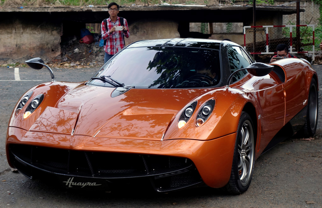 Video Minh Nhựa cầm lái Pagani Huayra 80 tỷ đưa gái diệu lên sân khấu đám cưới a4