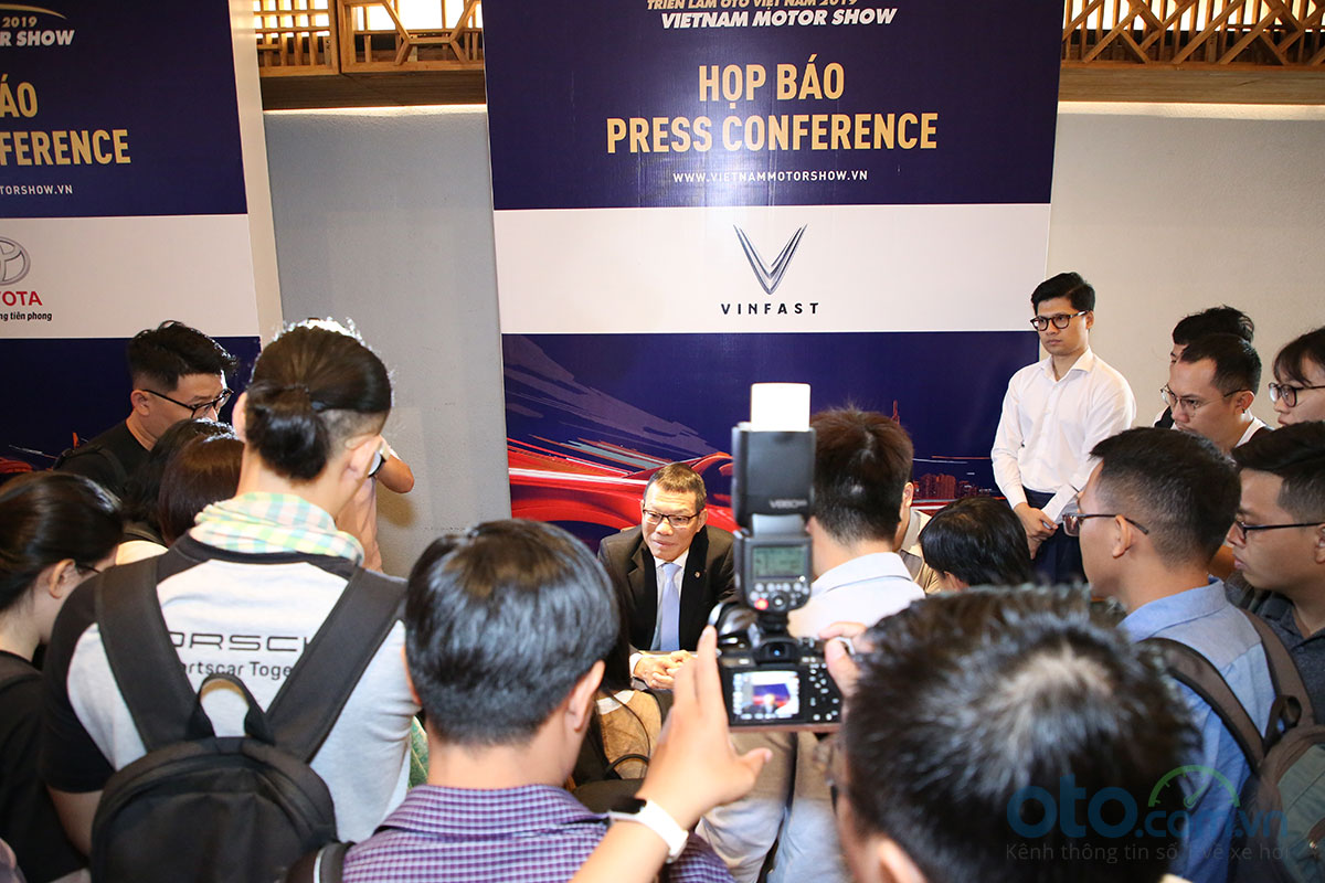Đại diện của VinFast được báo giới quan tâm khi lần đầu tham dự VMS 2019.