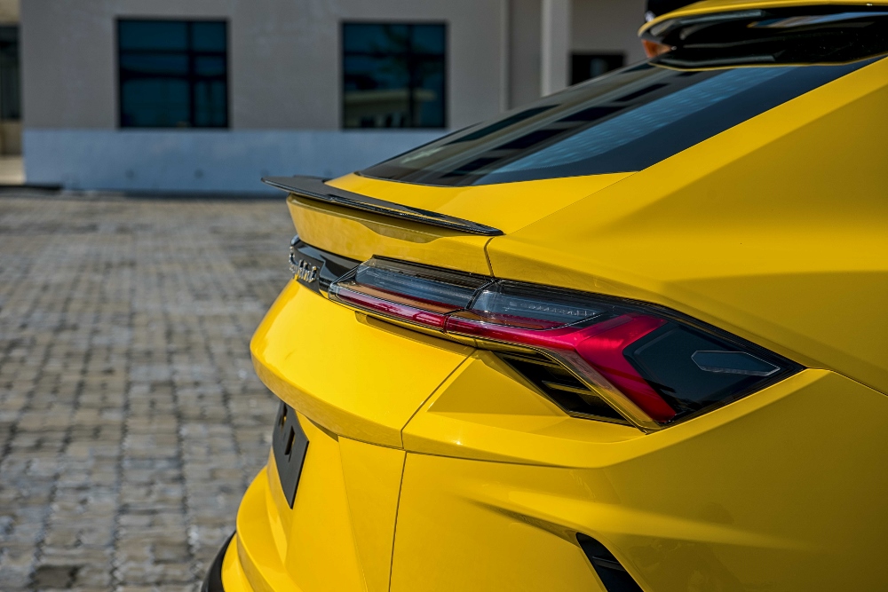 Chiếc Lamborghini Urus chính hãng thứ 3 về nước với ngoại thất vàng "chói lóa" a3