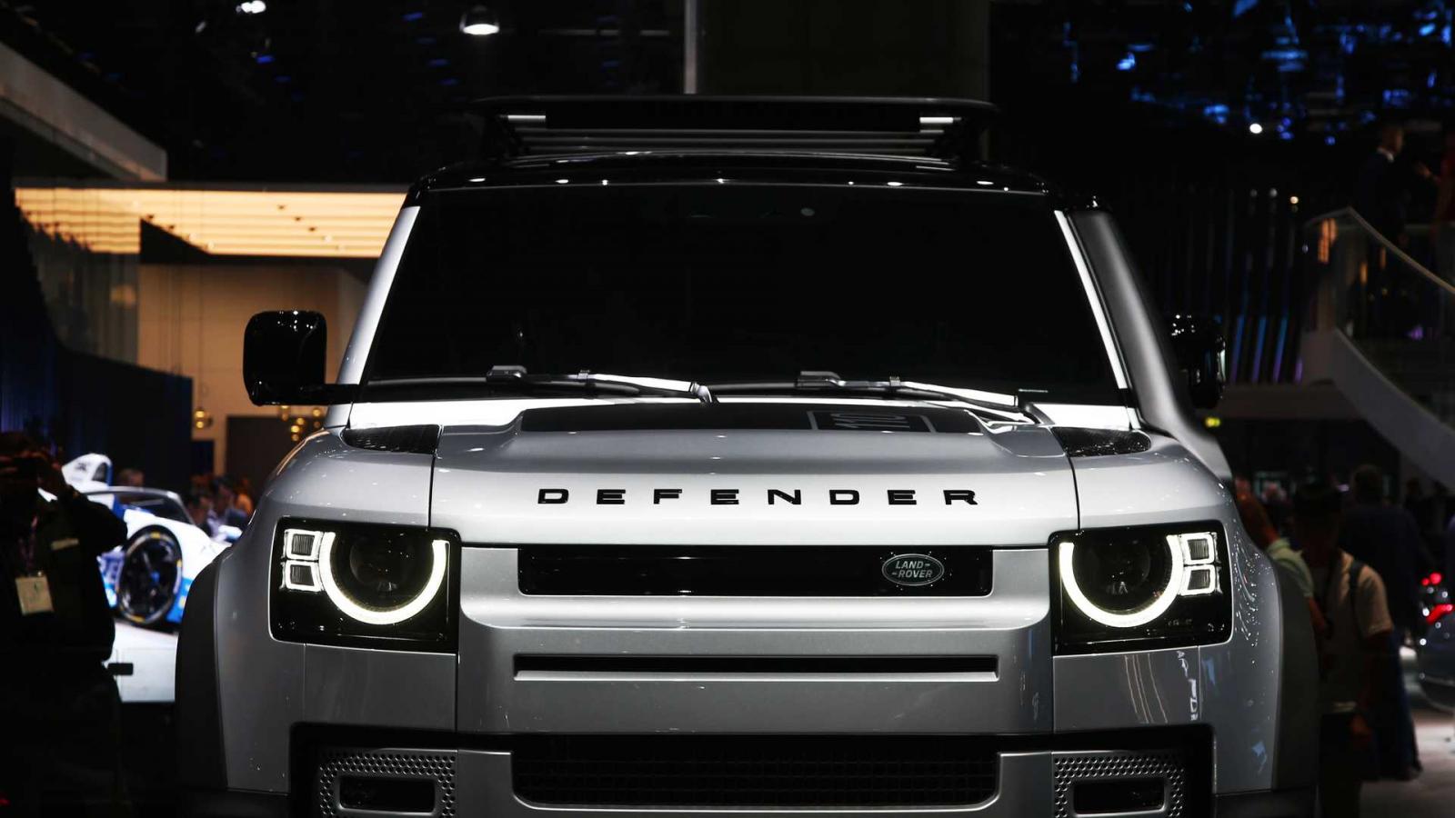Land Rover Defender 2020 sở hữu phần đầu xe mềm mại hơn phiên bản tiền nhiệm.