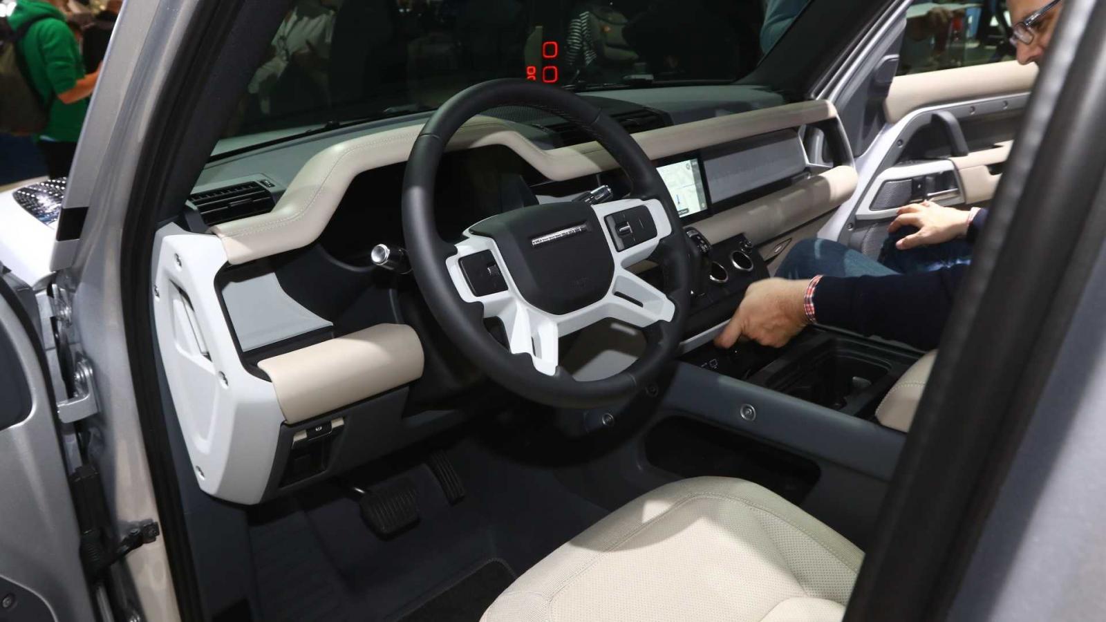 Nội thất của Land Rover Defender 2020.