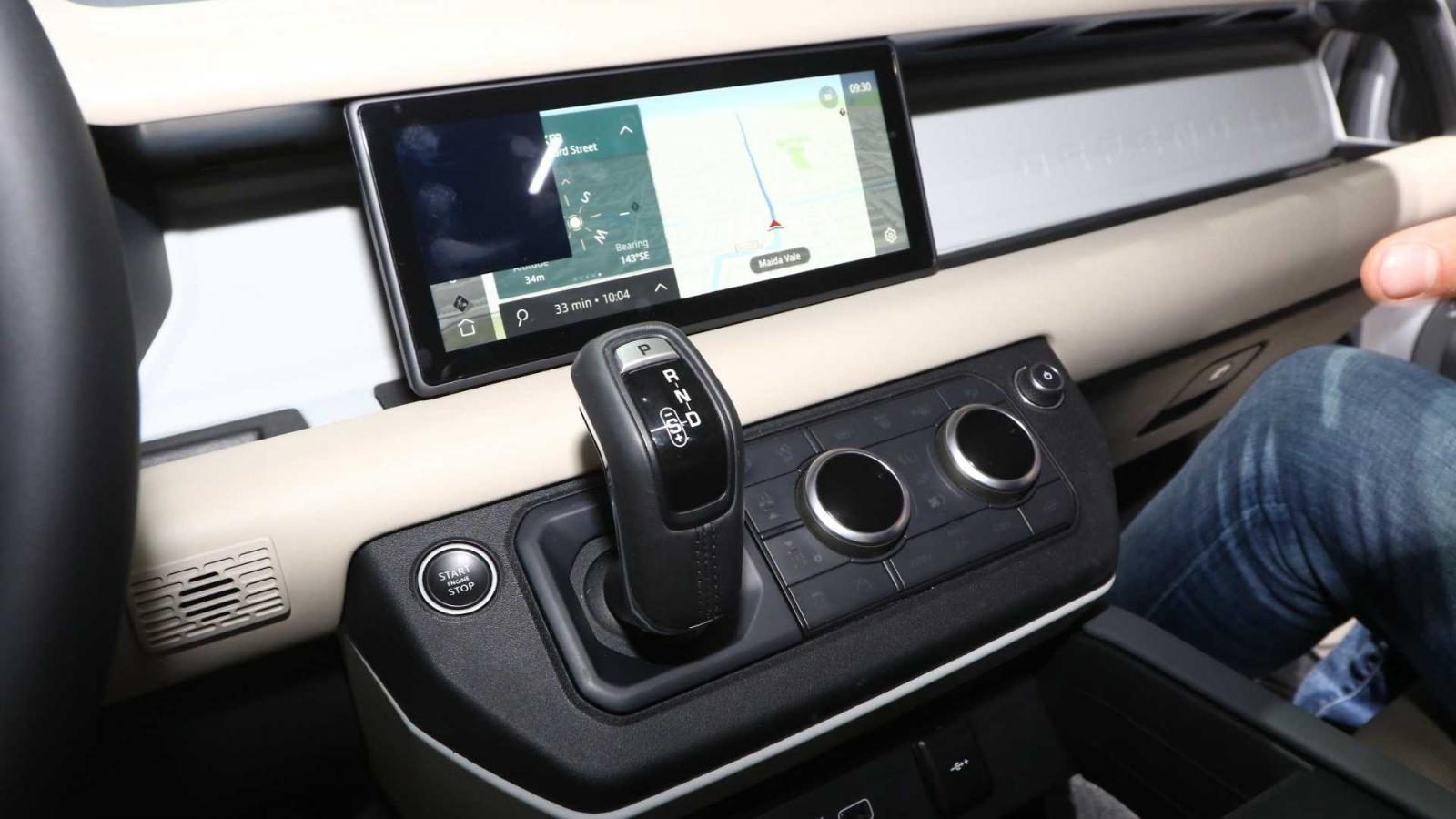 Nội thất của Land Rover Defender 2020.