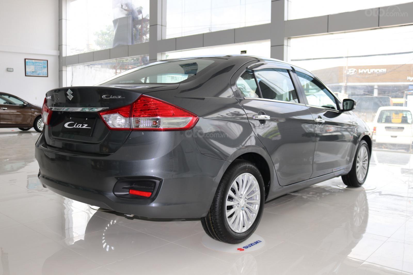 So sánh xe Hyundai Accent 2019 và Suzuki Ciaz 201: Thiết kế đuôi xe a2