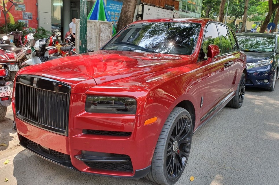 Rolls-Royce Cullinan màu đỏ tại Hà Nội sau 3 tháng cập bến Việt Nam.