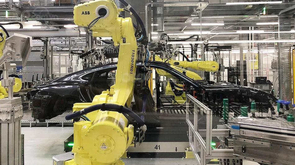 Porsche Taycan được lắp ráp bởi hơn 350 robot.