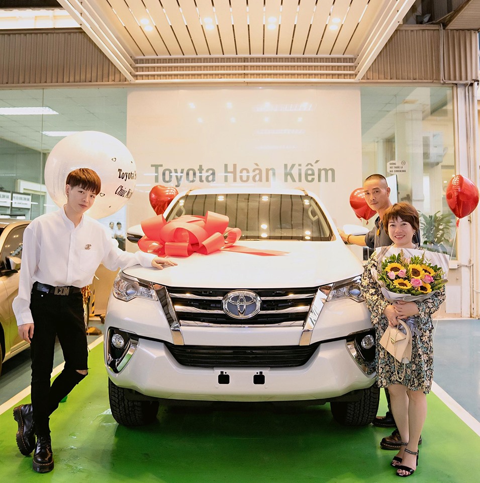Đức Phúc mua Toyota Fortuner hơn 1 tỷ đồng tặng bố mẹ a1