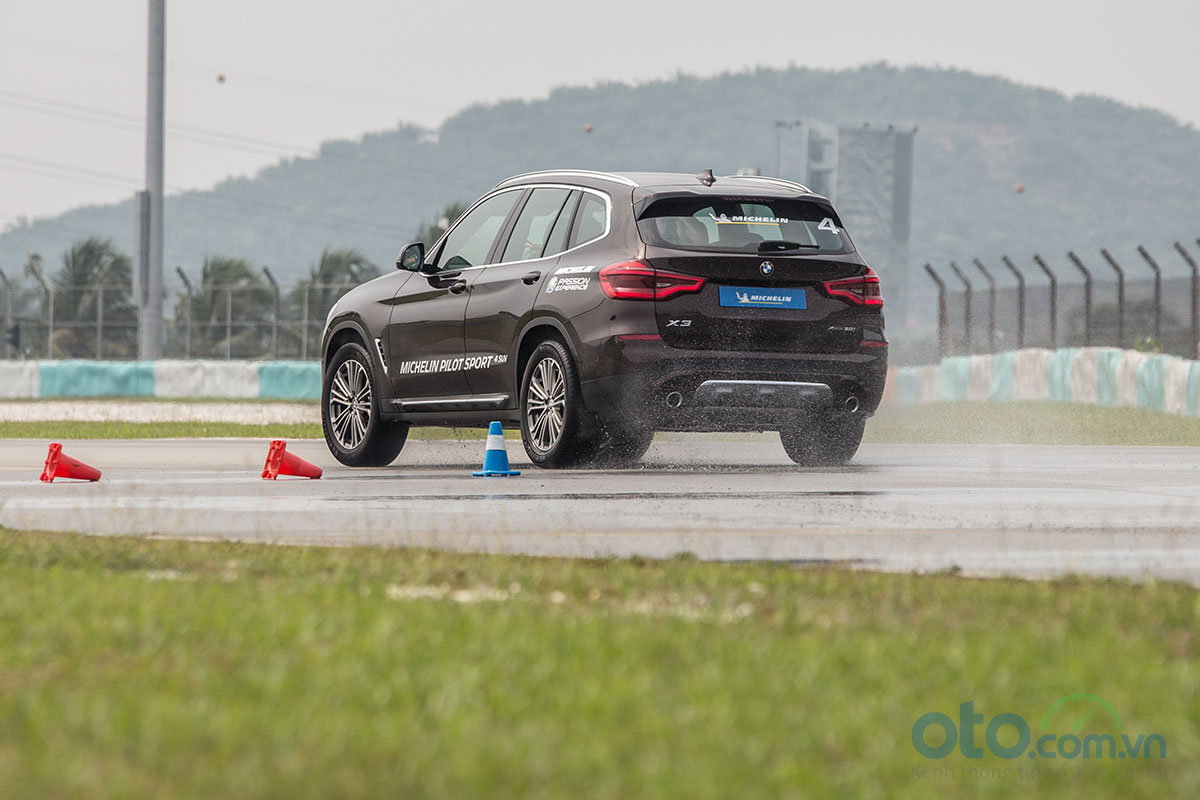 So sánh hiệu suất của dòng lốp cao cấp MICHELIN Pilot Sport 4 SUV và tìm hiểu vai trò quan trọng của lốp khi phanh và điều khiển lái 3.