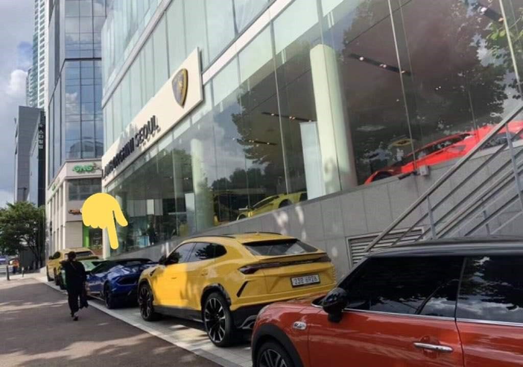 Jin đến showroom Lamborghini ở Hàn
