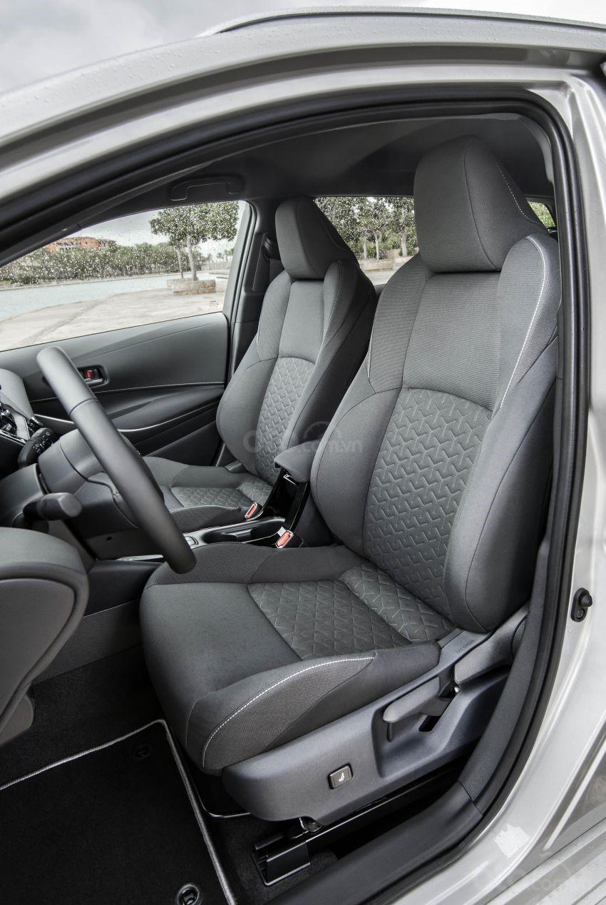 Ảnh chụp ghế trước xe Toyota Corolla Altis 2020