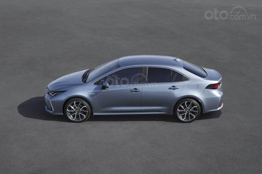Ảnh chụp thân xe Toyota Corolla Altis 2020