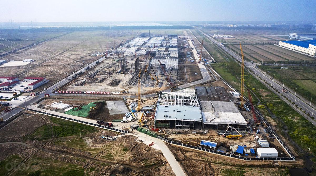 Nhà máy Gigafactory của Tesla đang được gấp rút xây dựng.
