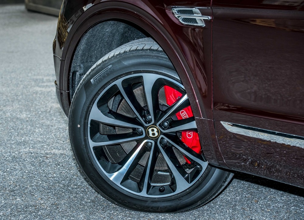Bentley Bentayga V8 thứ 2 vừa về Việt Nam 4