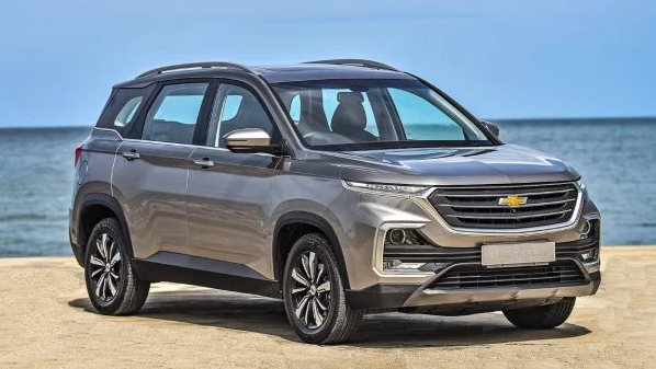 Mặt trước của Captiva 2020 nổi bật với lưới tản nhiệt hình singleframe với logo Chevrolet đặt giữa.