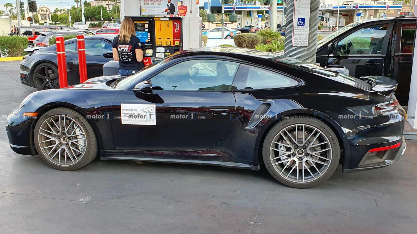 Porsche 911 Turbo sử dụng một cánh gió hoạt động tách biệt ở phía sau.