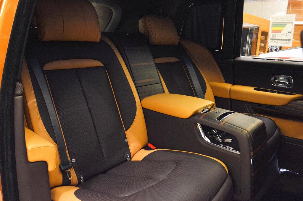 Ngắm chiếc Rolls-Royce Cullinan ngoại thất màu nâu Tuscan Sun tại Abu Dhabi a5