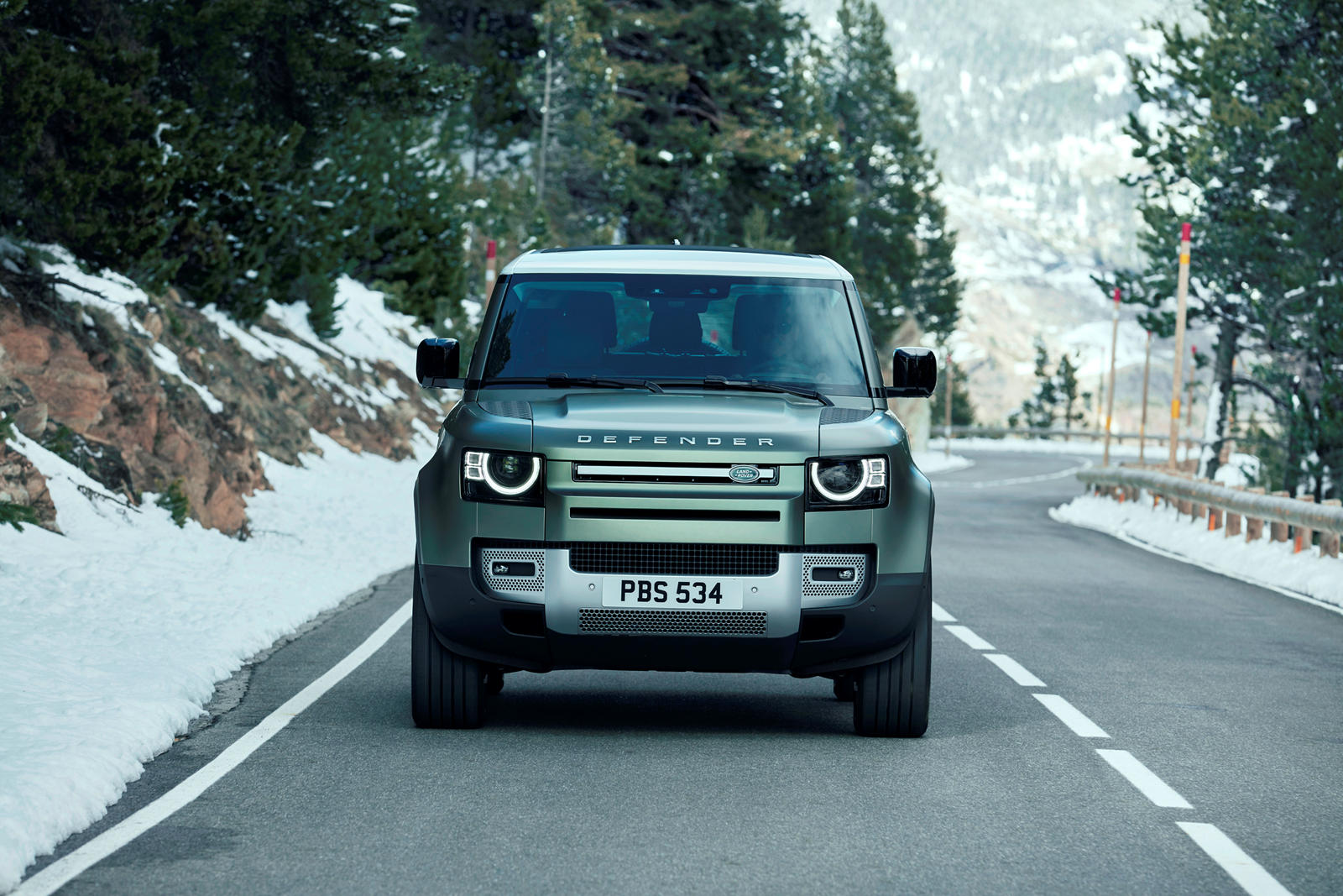 Đầu xe Land Rover Defender 2020