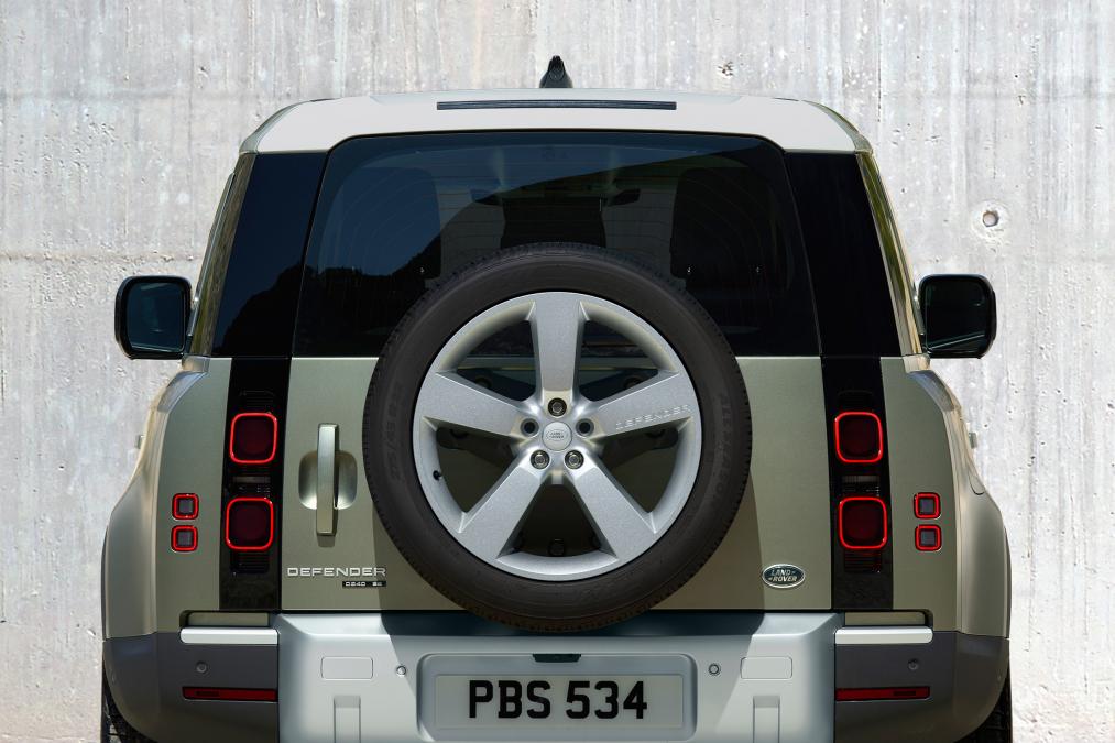 Land Rover Defender 2020 đuôi xe
