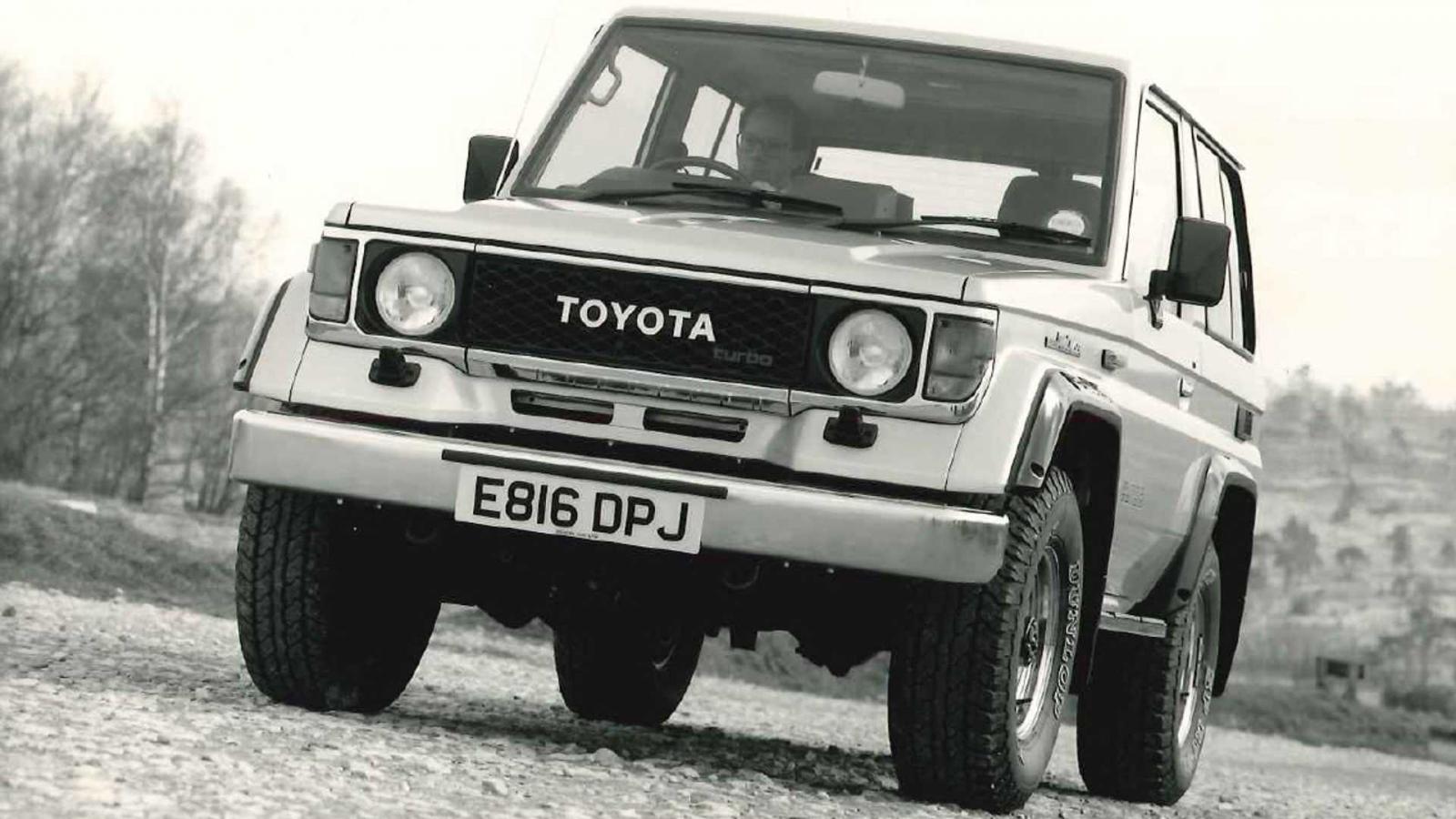 Toyota Land Cruiser ii 1988 vẫn còn thiết kế giống xe Jeep.