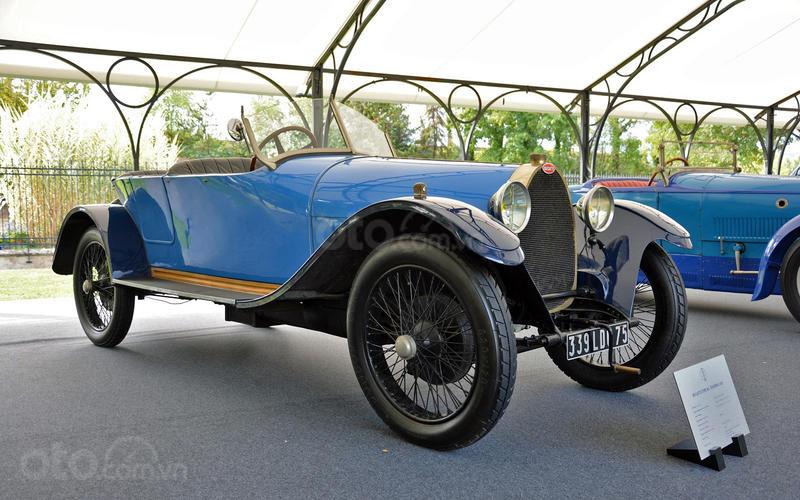 Bugatti Type 30 Touring (năm 1925) Bugatti Type 30 Touring (năm 1925).