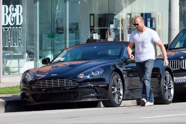Siêu xe Aston Martin DBS Volante sánh vai cùng ngôi sao hành động Jason Statham.
