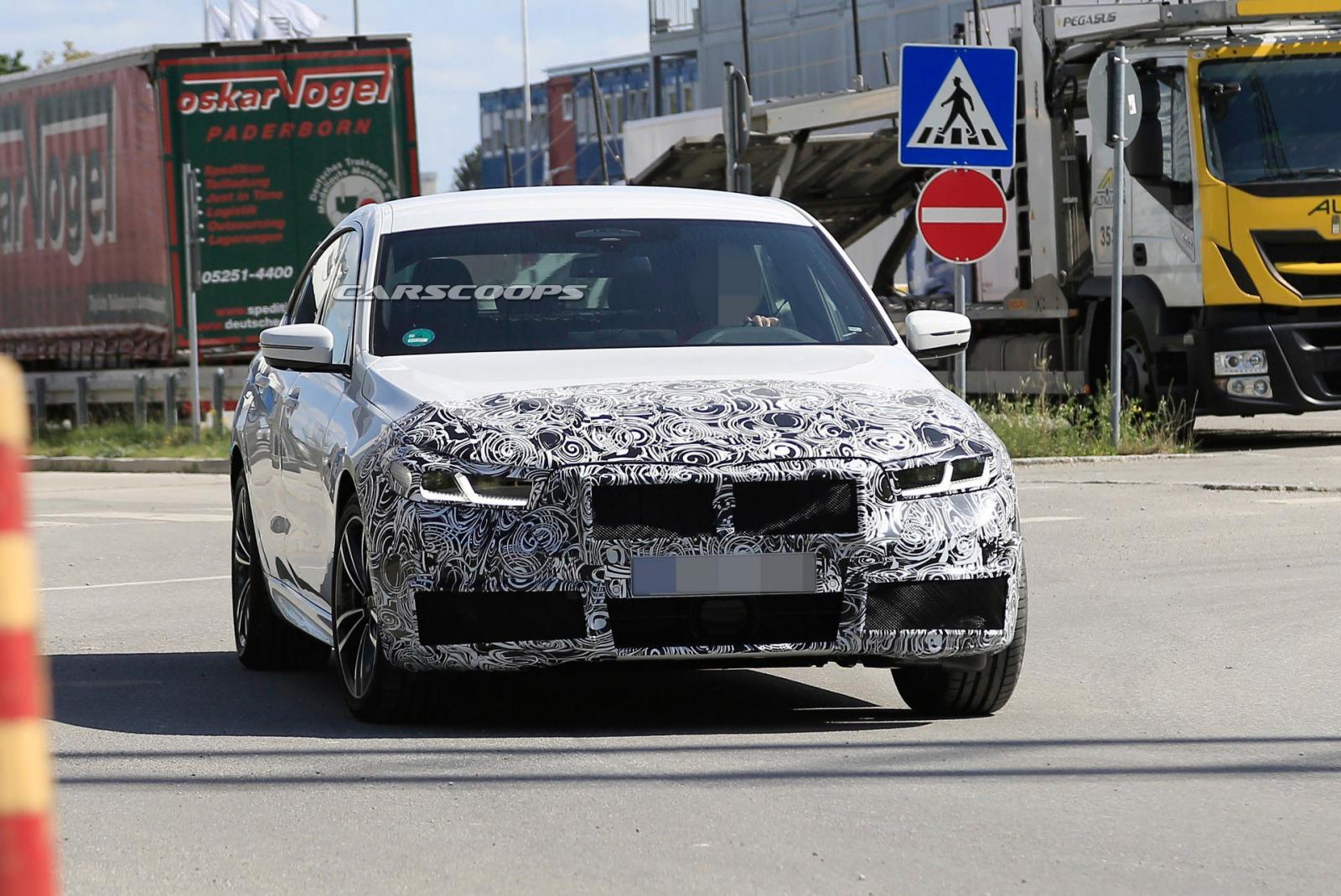 BMW 6-Series GT 2021 có đèn pha và lưới tản nhiệt mới.