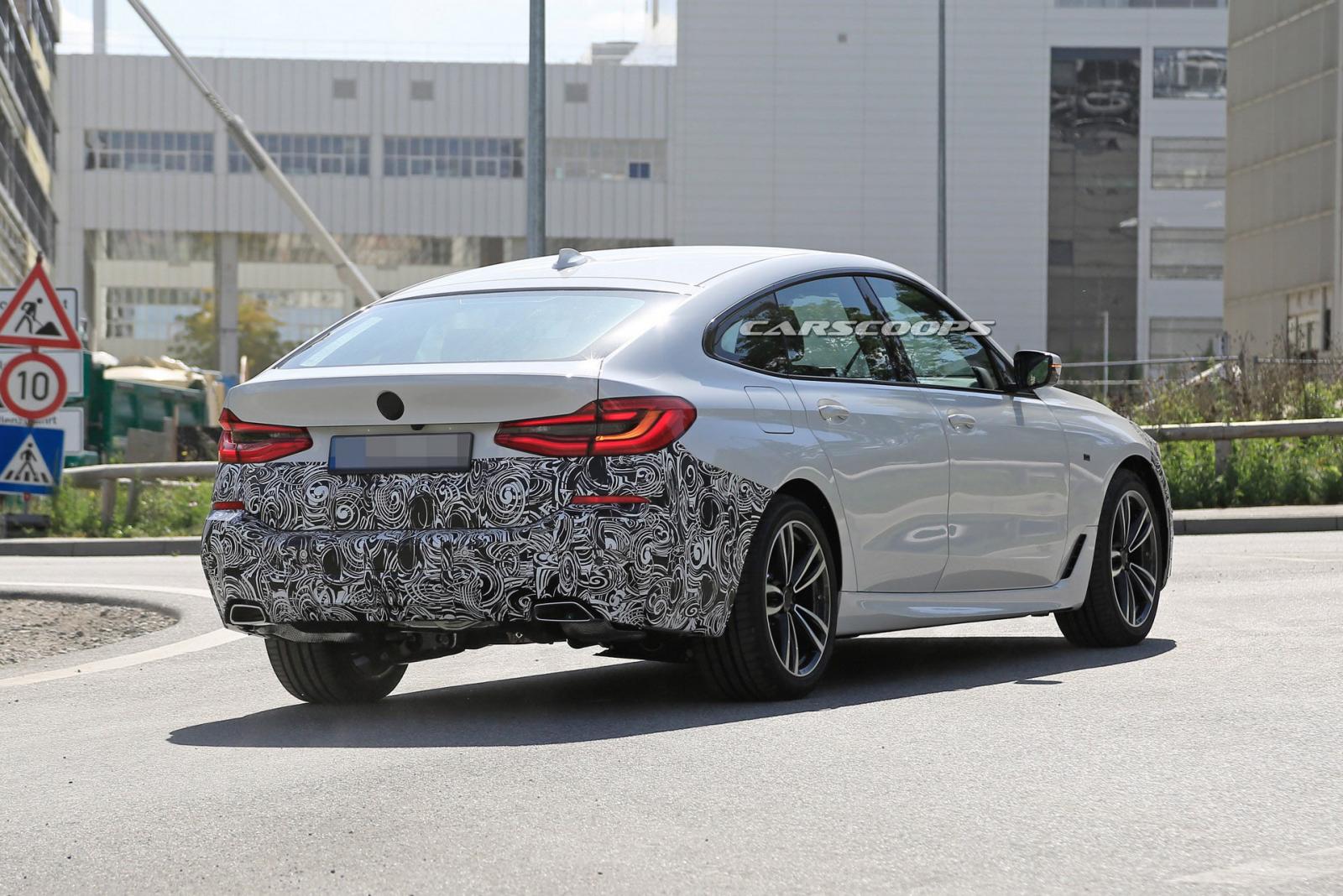 Phần đuôi xe BMW 6-Series GT 2021 tinh chỉnh cản sau và đèn hậu mới.