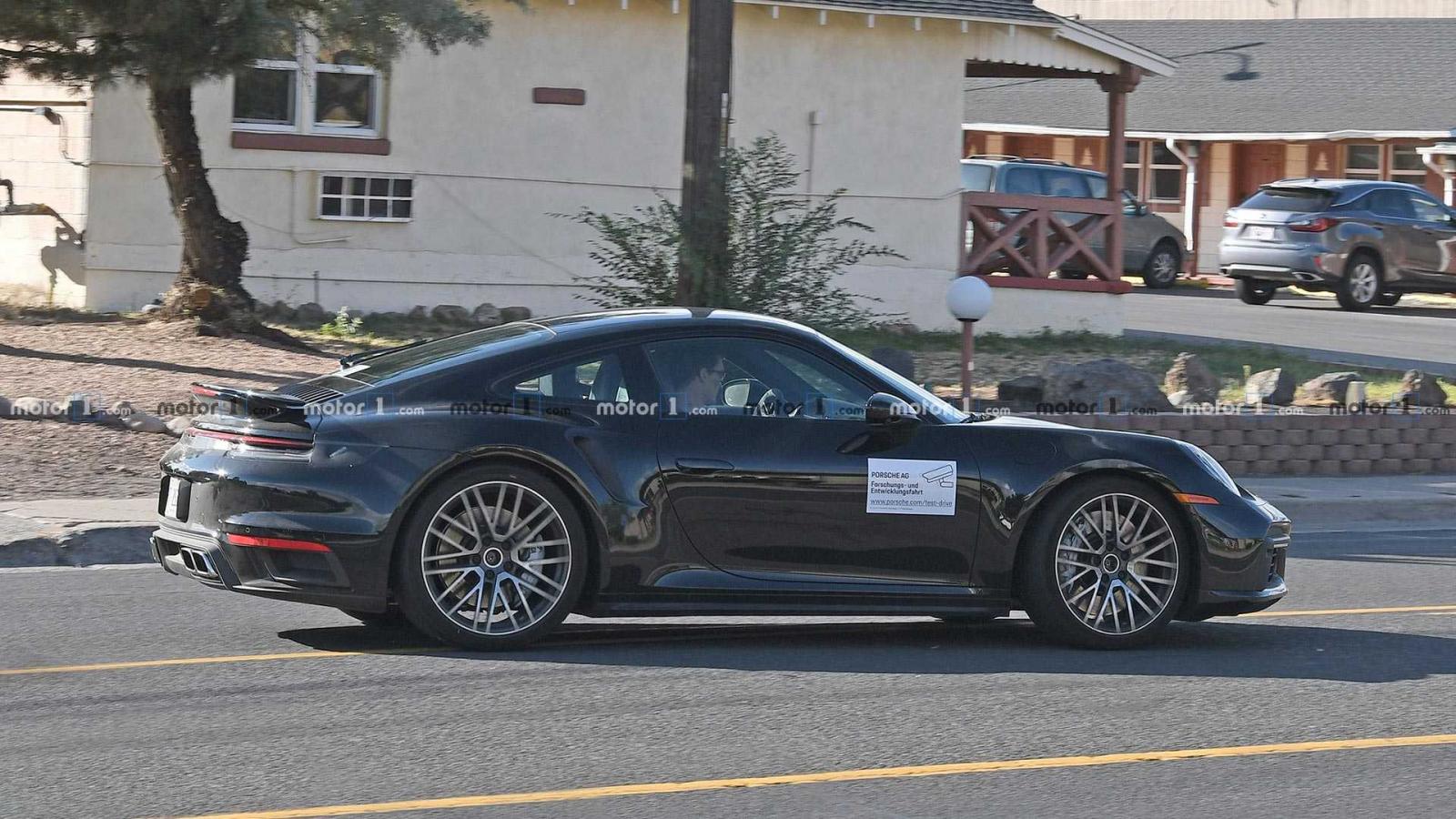 Động cơ của 911 Turbo mới được cho là phiên bản cập nhật của động cơ 6 xi-lanh kép 3,8 lít hiện có.