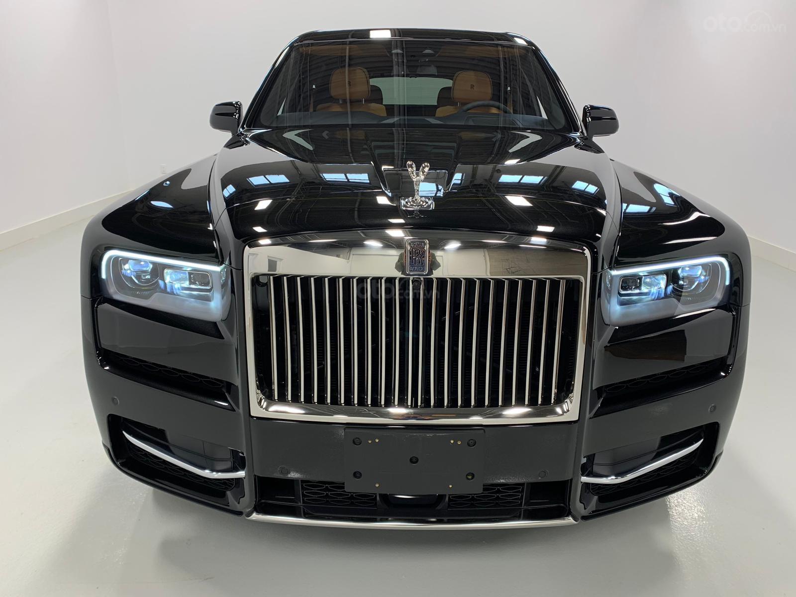 Кулинан турция. Роллс Ройс Cullinan. Rolls-Royce Куллинан. Роллс Ройс джип. Rolls Royce Cullinan спереди.