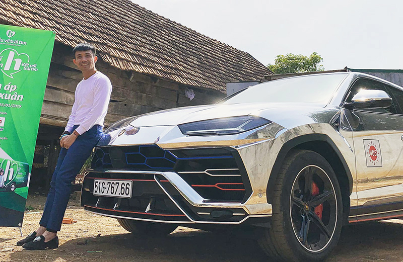 Lamborghini Urus của Minh Nhựa thay lớp decal chrome bóng màu bạc.