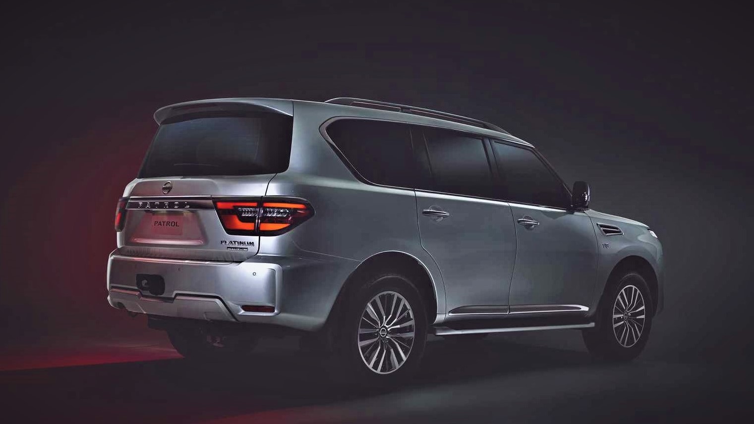 Phần đuôi xe Nissan Patrol được tinh chỉnh với cụm đèn hậu mới.
